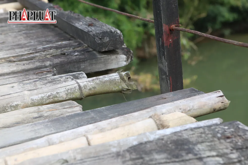 Nhiều đoạn ván mục nát rơi xuống sông .