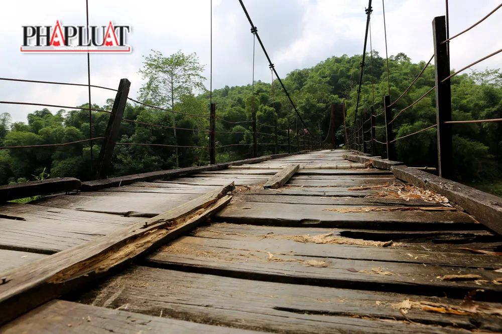 Theo ghi nhận của PLO, cầu treo Bến Lậm có chiều dài hơn 100m, rộng 2,2m và được thiết kế cầu treo dây văng, khung sắt, ván...