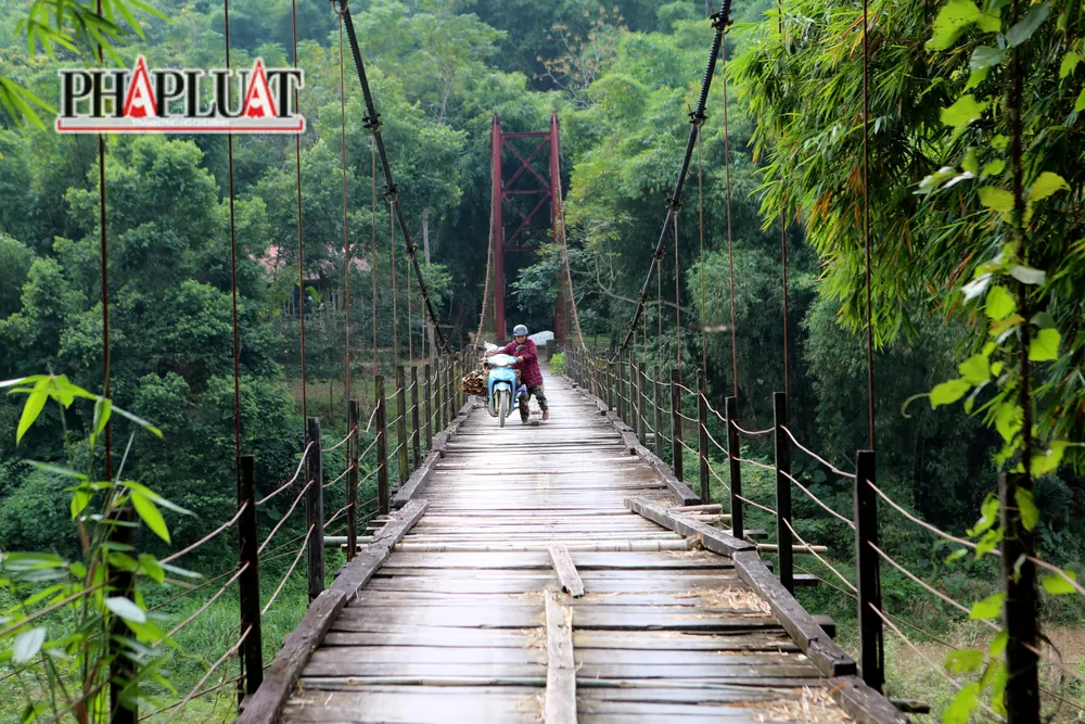 Đặc biệt người dân vận chuyển hàng hóa qua cây cầu này rất khó khăn, chỉ cần sơ xẩy là cả người và hàng rơi xuống cầu.