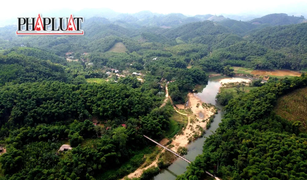 Cầu treo Bến Lậm nối giữa xã Giao An và Giao Thiện nên mỗi ngày có hàng trăm lượt người lưu thông, đáng chú ý là học sinh các cấp thường xuyên đi lại qua cây cầu mỗi ngày.