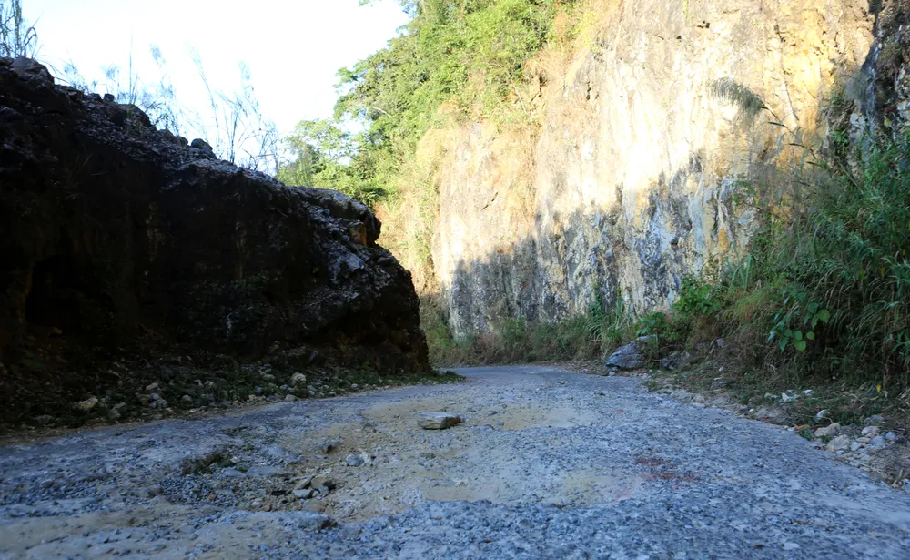 Cuộc sống của người dân Cao Sơn vốn dĩ đã khó khăn thì nay con đường độc đạo - Tỉnh lộ 521B nối từ trung tâm xã Lũng Cao lên Cao Sơn còn xuống cấp nghiêm trọng.