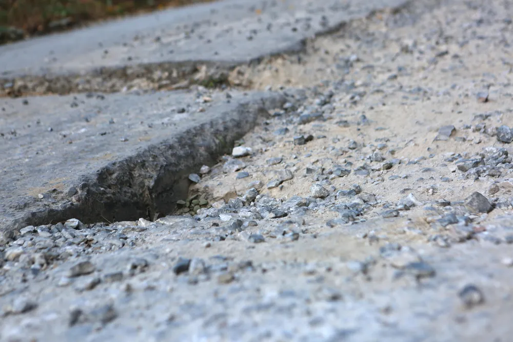 Nhiều đoạn mặt đường tỉnh lộ đầy ổ voi, ổ gà.