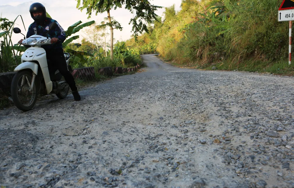 Có nhiều đoạn còn lõm thành hố mà theo người dân đó là những cái “bẫy” nguy hiểm.
