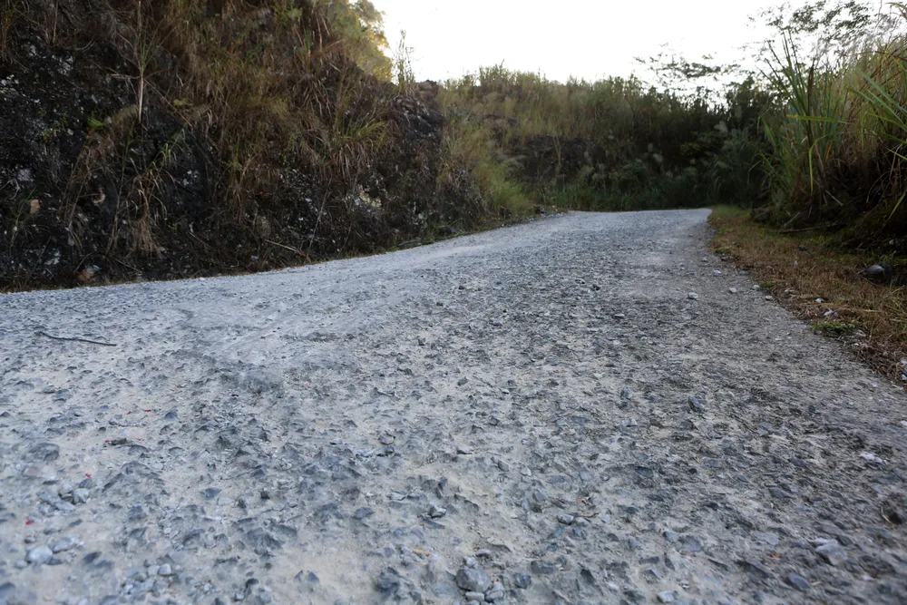 Mặt đường tỉnh lộ có nhiều đoạn kéo dài cả 100m bị bong tróc.