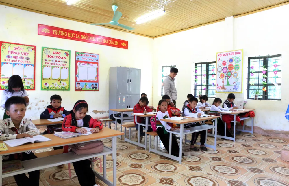 Các em học sinh lớp 4 trường Cao Sơn trong trang phục người Thái đến trường