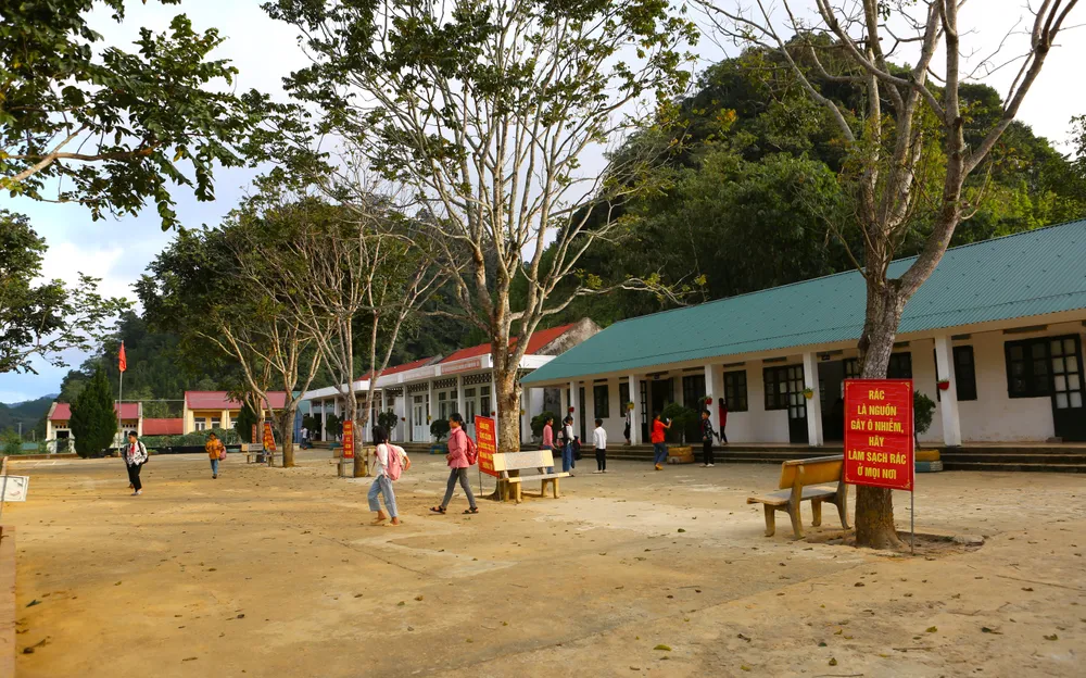 Trong suốt nhiều năm qua kể từ năm 2005, đây chính là ngôi trường không có giáo viên nữ dù đã có 42 lượt thầy cô giáo về giảng dạy