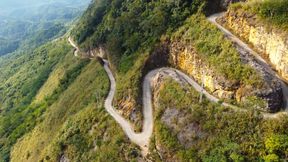 Đường lên Cao Sơn chênh vênh bên sườn núi
