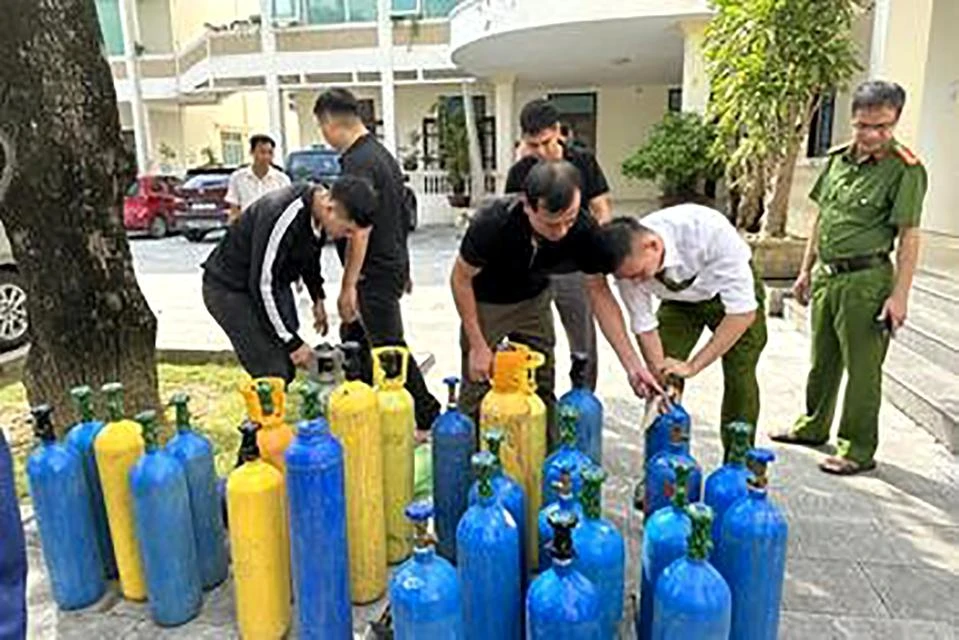 Công an thu giữ 29 bình khí N20 và hàng nghìn quả bóng cười. Ảnh: CATH