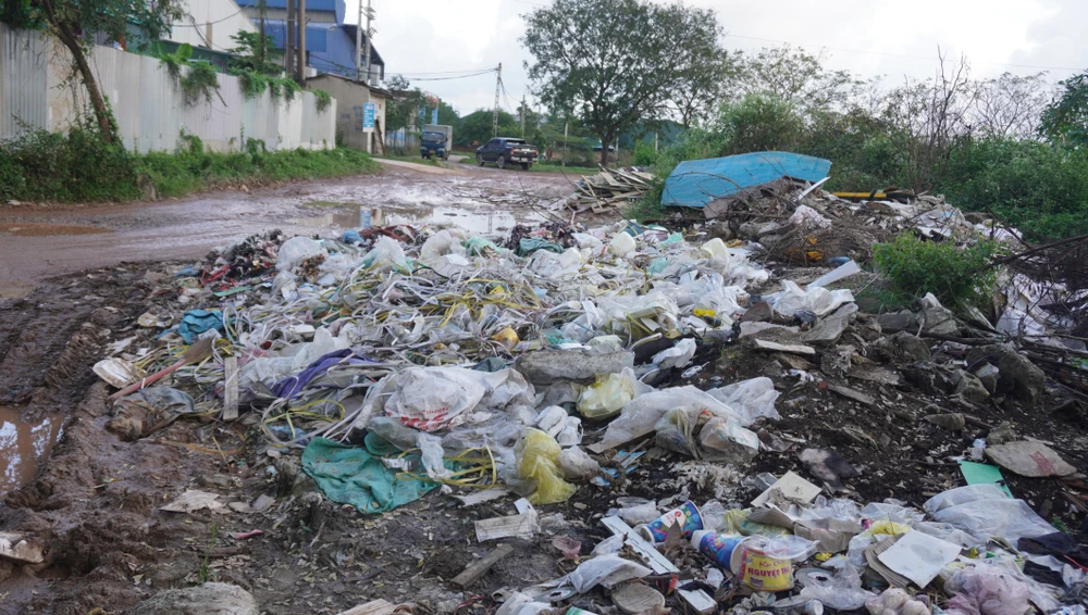 Việc đổ trộm rác thải đủ các loại, trong đó có cả những rác thải y tế gây nguy hại cho môi trường, ảnh hưởng đến đời sống của người sống gần khu vực rác thải bủa vây.