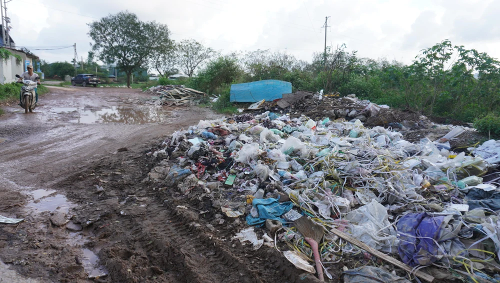 Không chỉ vậy những tuyến đường quanh KCN Tây Bắc Ga cũng xuống cấp nghiêm trọng với tình trạng ổ voi, ổ gà và rác thải.