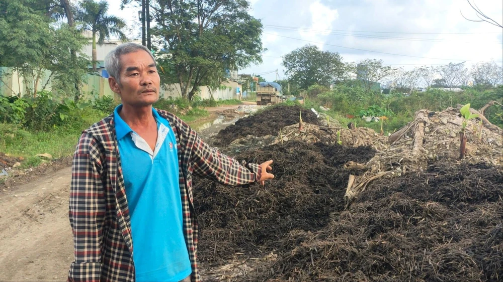 Ông Nguyễn Văn Xuân bức xúc, chán nản về tình trạng đổ trộm rác thải.