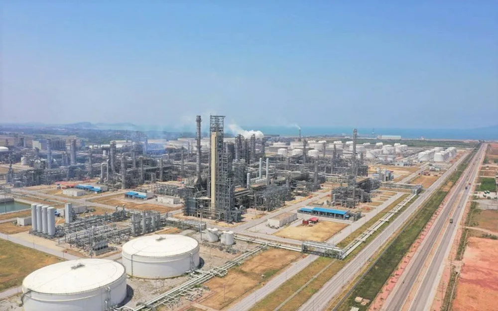 Khu Liên hợp hóa lọc dầu Nghi Sơn góp phần thay đổi cả một vùng quê thị xã Nghi Sơn. Ảnh: ĐẶNG TRUNG Khu Liên hợp hóa lọc dầu Nghi Sơn góp phần thay đổi cả một vùng quê thị xã Nghi Sơn. Ảnh: ĐẶNG TRUNG