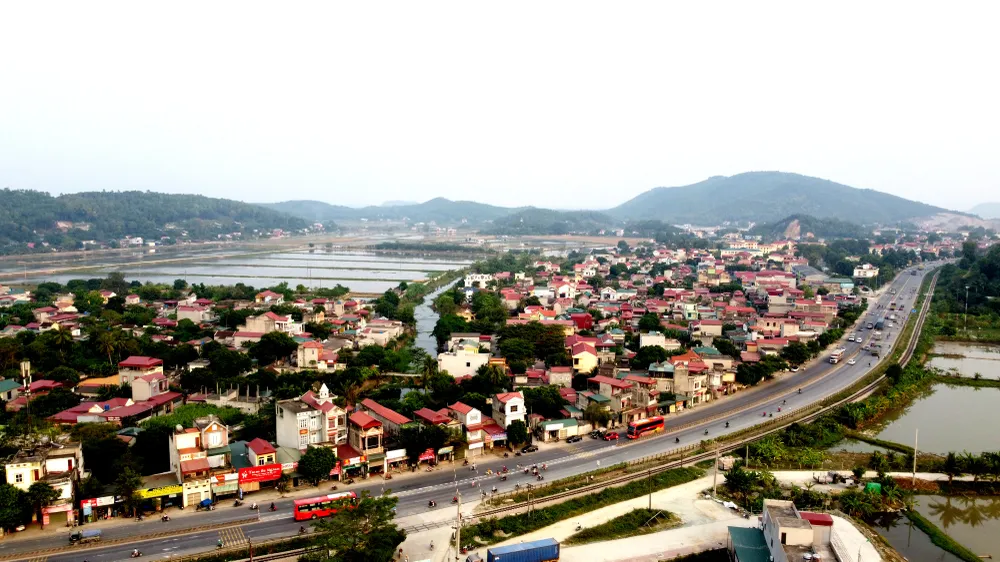 Nhiều tuyến đường giao thông kết nối để tạo ra sự liên kết vùng và tạo không gian phát triển Hà Trung trong thời gian tới. Ảnh: ĐẶNG TRUNG Nhiều tuyến đường giao thông kết nối để tạo ra sự liên kết vùng và tạo không gian phát triển Hà Trung trong thời gian tới. Ảnh: ĐẶNG TRUNG