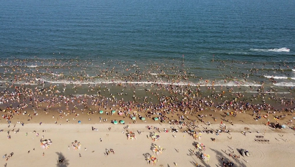 Hậu đại dịch COVID-19, thành phố biển Sầm Sơn thu hút hơn 7 triệu lượt khách đến tắm biển và nghỉ dưỡng. Ảnh: ĐẶNG TRUNG