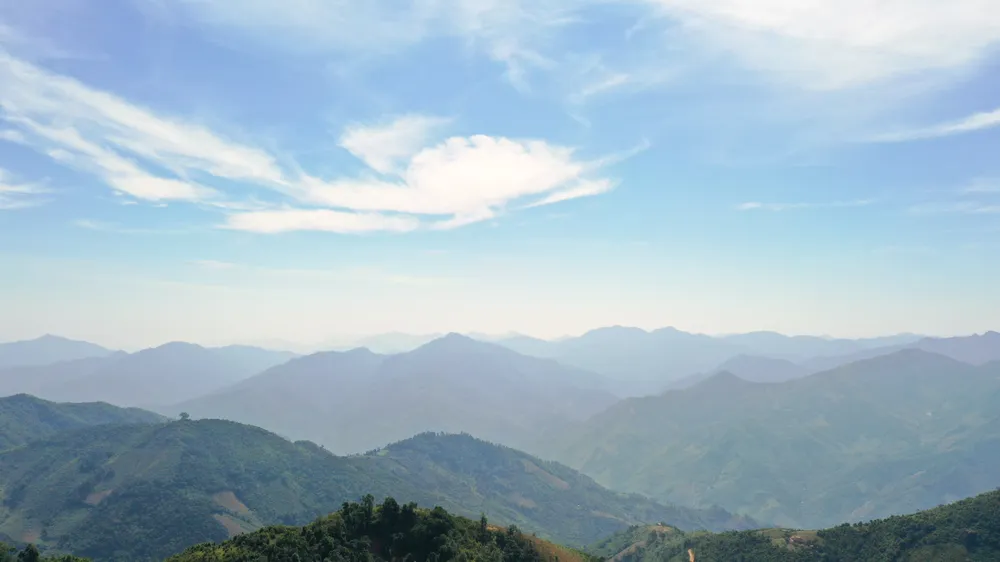 Khung cảnh nên thơ, hùng vĩ cùng bầu trời xanh thẳm khiến du khách như hòa mình với thiên nhiên đất trời.