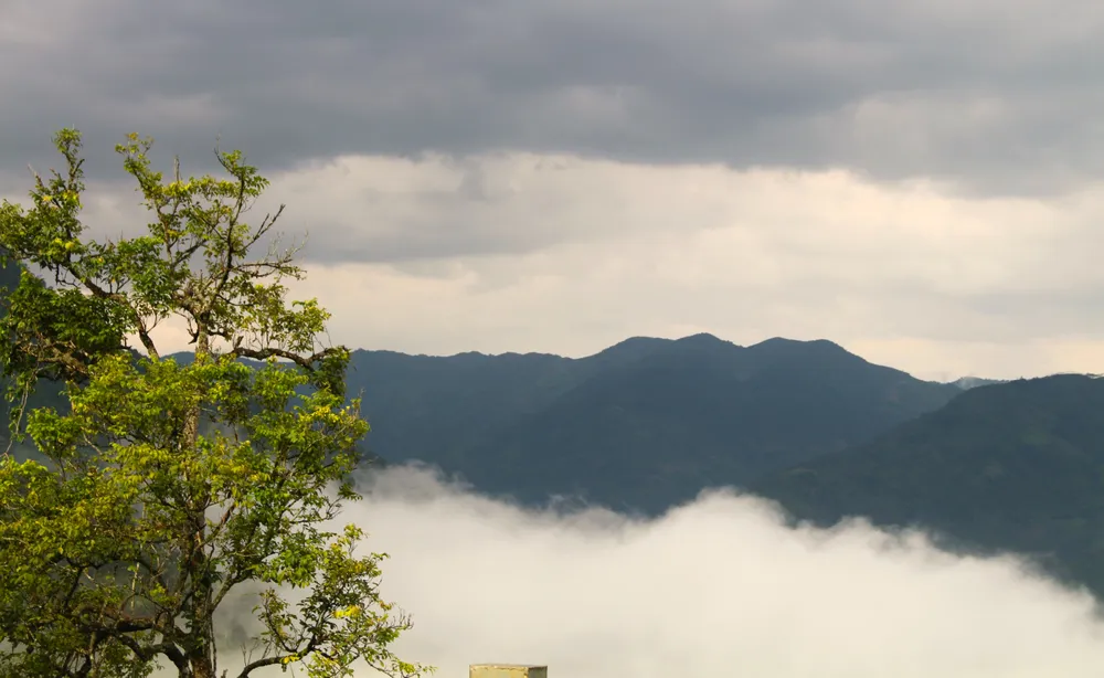 Mường Lát nhìn từ &quot;cổng trời&apos; có khung cảnh hùng vĩ cùng mây mù quanh năm khiến cho nơi này mang cả những vẻ đẹp bí ẩn vẫn chưa được khám phá.