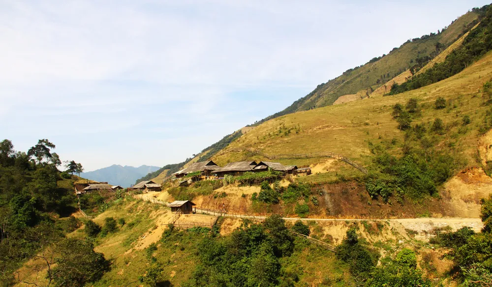 Đó là là một góc khung cảnh bình yên trên những lưng chừng đồi với những thảm cỏ vàng trên cung đường đến với địa danh Sài Khao từng được nhiều thế hệ biết qua bài Tây Tiến của Nhà thơ Quang Dũng.