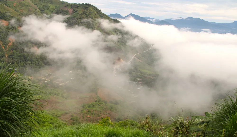 Hay trong sương sớm từ trên núi cao nhìn xuống, con đường độc đạo lên Mường Lát nhỏ như một chiếc dây thừng vắt ngang qua những sườn núi, bản lảng của người Mông ở xã Nhi Sơn.