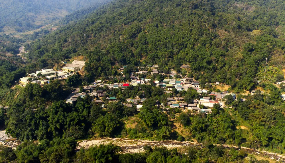 Hay những bản làng của người Mông ở xã Trung Lý nằm xen lẫn giữa núi rừng miền biên viễn khi nhìn từ phía &apos;cổng trời&quot;.