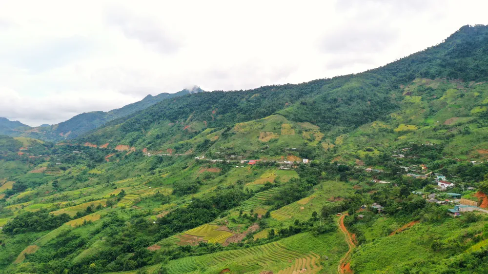 Những bản làng người Thái, người Mông cheo leo bên các sườn núi cao.