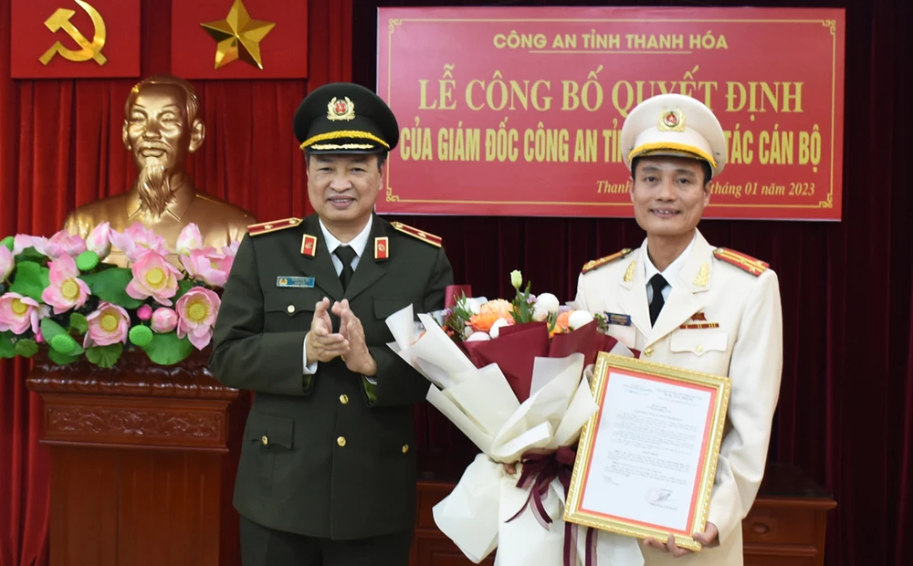 Thiếu tướng Trần Phú Hà trao quyết định bổ nhiệm Trưởng phòng tham mưu Công an tỉnh Thanh Hóa cho Thượng tá Đỗ Quang Huy. Ảnh: CATH