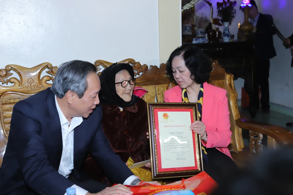 Bà Trương Thị Mai thăm hỏi ân cần, động viên, tặng quà mẹ Việt Nam Anh Hùng Nguyễn Thị Lừng ở huyện Quảng Xương.