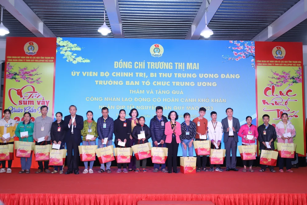 Bà Trương Thị Mai tặng quà, chúc tết công nhân lao động có điều kiện hoàn cảnh khó khăn trên địa bàn TP Thanh Hóa.