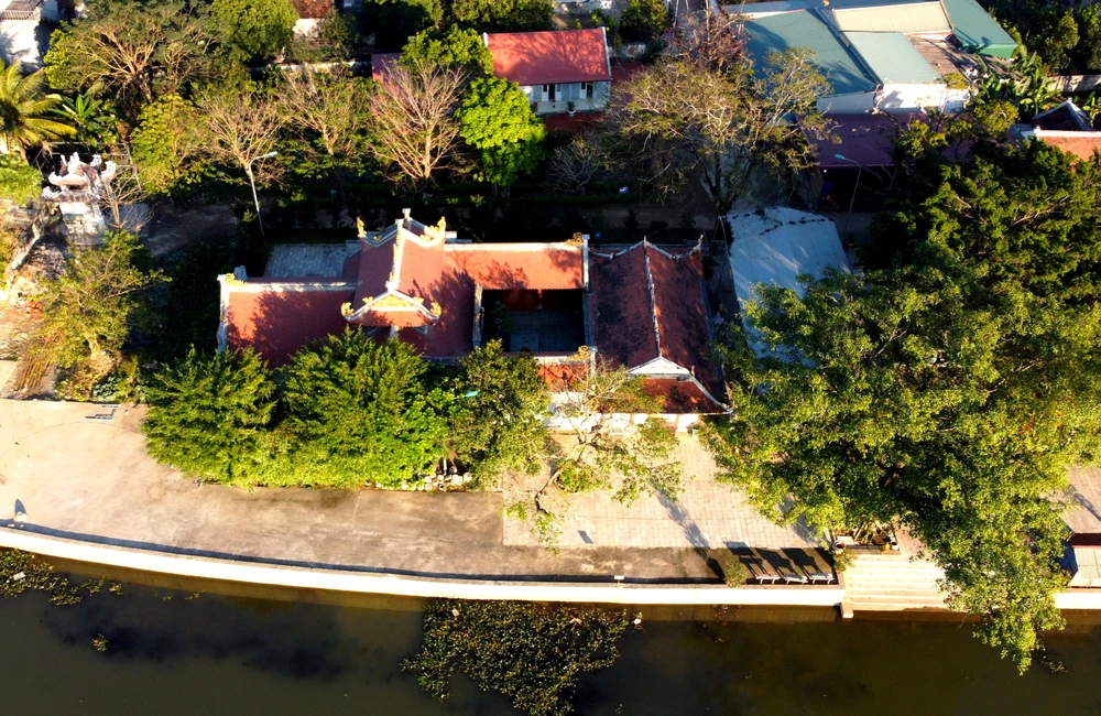 Đền thờ Đức Thánh Trần ở làng Thổ Khối, xã Yên Dương (Hà Trung) nằm bên bờ Bắc sông Tống Giang và cách quốc lộ 1A khoảng 1 km. Đền thờ Đức Thánh Trần ở làng Thổ Khối, xã Yên Dương (Hà Trung) nằm bên bờ Bắc sông Tống Giang và cách quốc lộ 1A khoảng 1 km.