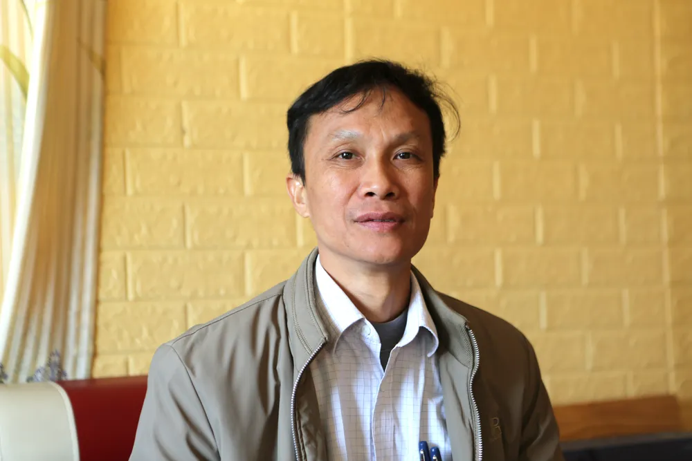 Thầy Nguyễn Duy Thủy, hiệu trưởng Trường Phổ thông dân tộc bán trú THCS Trung Lý chia sẻ về mô hình trồng rau với nhiều lợi ích cả về kinh tế lẫn tinh thần của học sinh nơi đây. Ảnh: ĐẶNG TRUNG