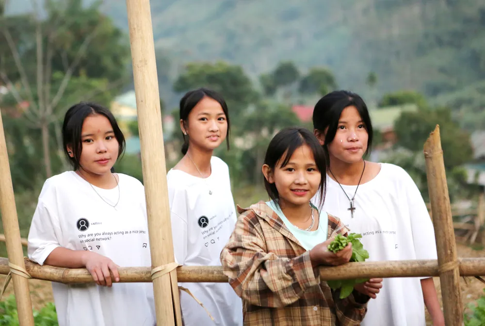 Niềm vui của học sinh sau mỗi giờ học là được trồng và thu hoạch rau xanh. Ảnh: ĐẶNG TRUNG