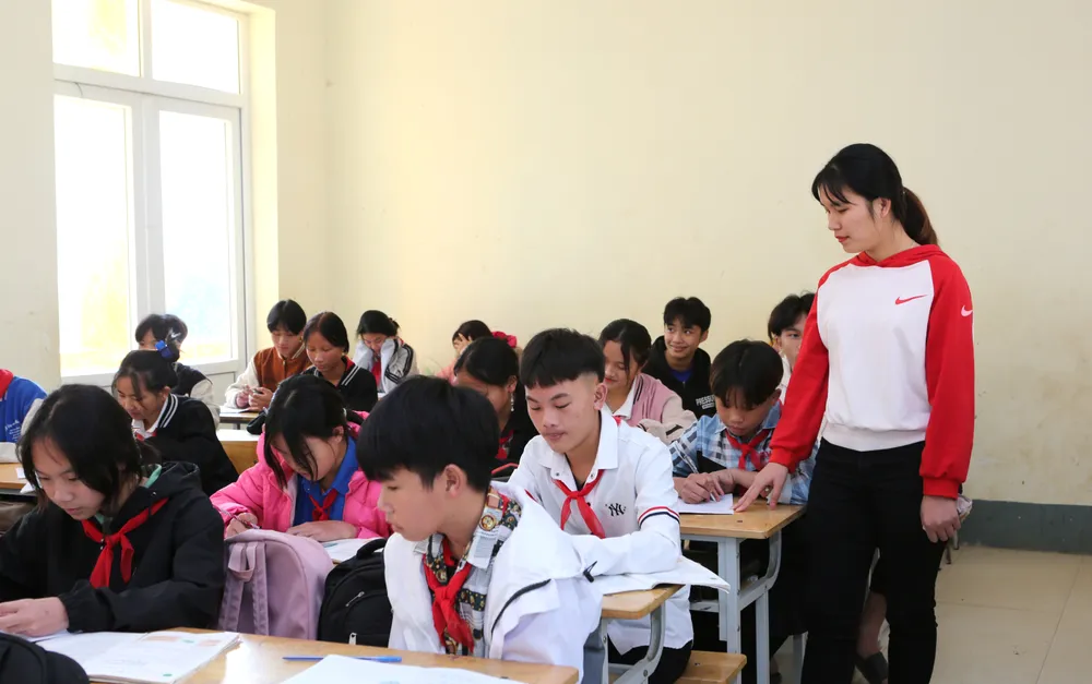 Sau mỗi ngày trong hành trình đi tìm con chữ của học sinh vùng cao, thì cô giáo Nguyễn Thị Nhị Hoa cùng với học trò lại dành thời gian chăm sóc vườn rau xanh. Ảnh: ĐẶNG TRUNG