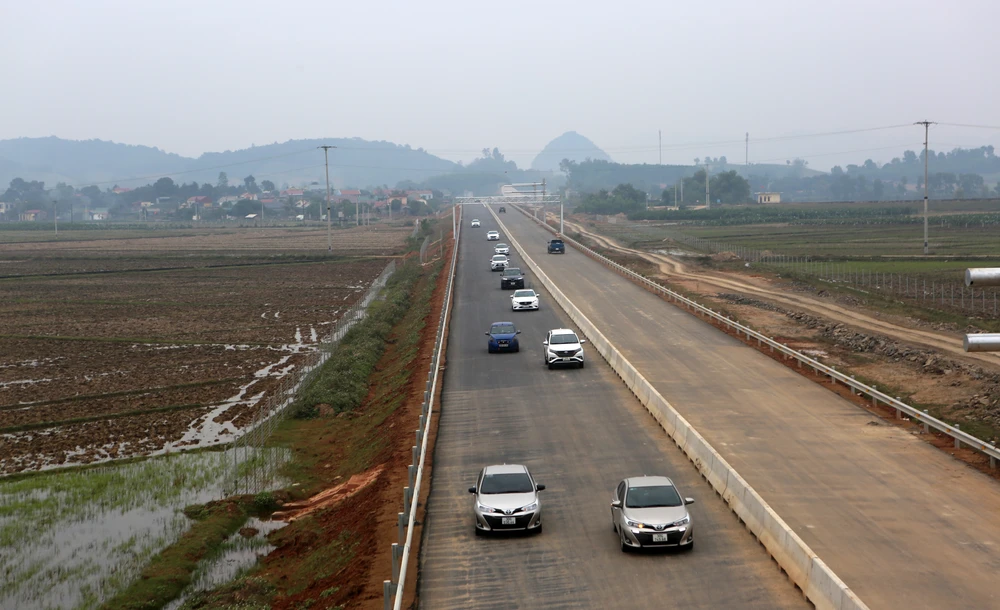 Các phương tiện lưu thông trên tuyến cao tốc Ninh Bình - Thanh Hóa.