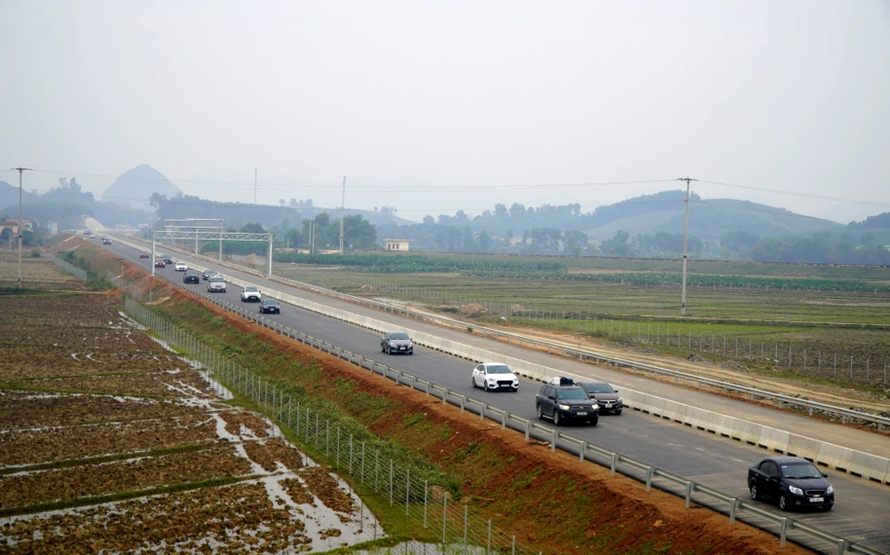 Theo nhiều tài xế cho biết, các loại xe được phân luồng chạy trên tuyến cao tốc Mai Sơn - QL45 thuận lợi hơn khi lưu thông trên tuyến QL1A như những năm trước đây.