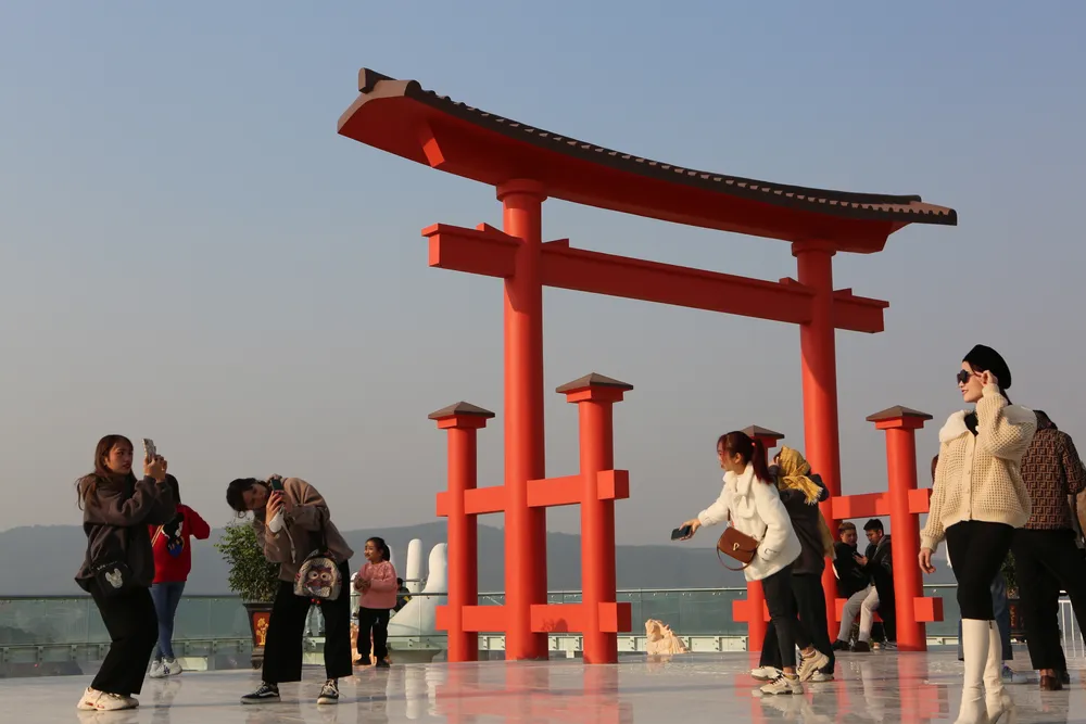 Nhiều người tranh thủ check-in ghi lại những khoảnh khắc đẹp. Ảnh: ĐẶNG TRUNG Nhiều người tranh thủ check-in ghi lại những khoảnh khắc đẹp. Ảnh: ĐẶNG TRUNG