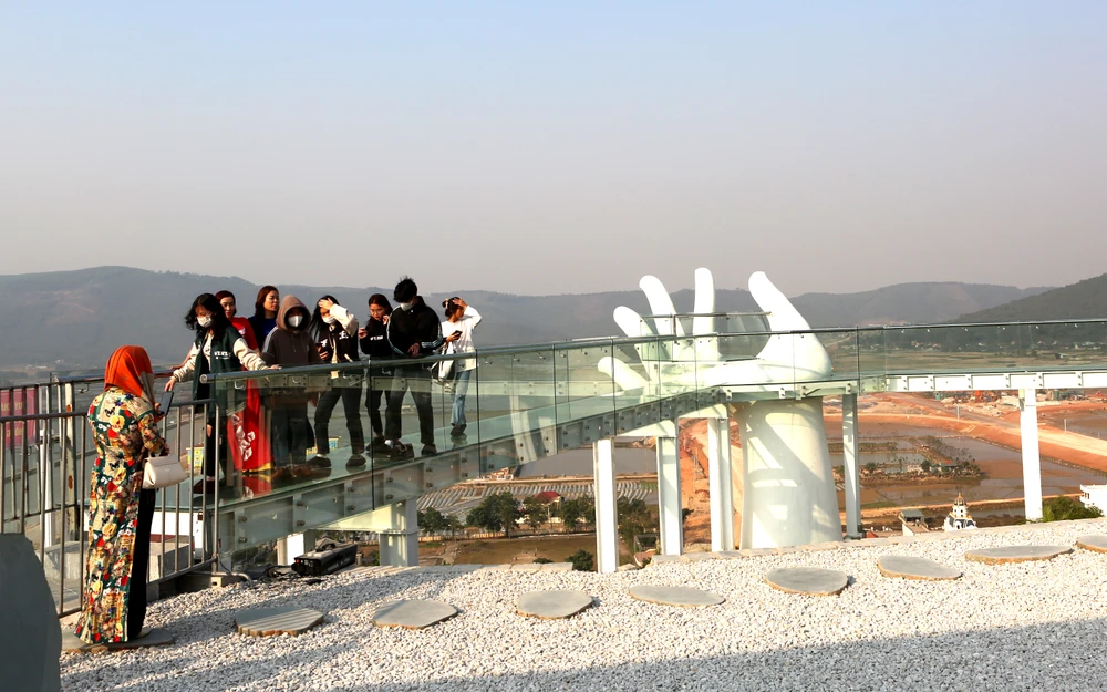 Đặc biệt giới trẻ thích thú với cây cầu kính trên bàn tay Phật. Ảnh: ĐẶNG TRUNG Đặc biệt giới trẻ thích thú với cây cầu kính trên bàn tay Phật. Ảnh: ĐẶNG TRUNG