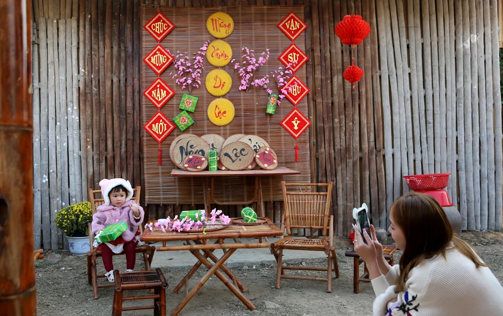 Và còn đó là một không gian Tết xưa được du khách ghi lại những khoảnh khắc đẹp khi đi vãn cảnh chùa. Ảnh: ĐẶNG TRUNG Và còn đó là một không gian Tết xưa được du khách ghi lại những khoảnh khắc đẹp khi đi vãn cảnh chùa. Ảnh: ĐẶNG TRUNG