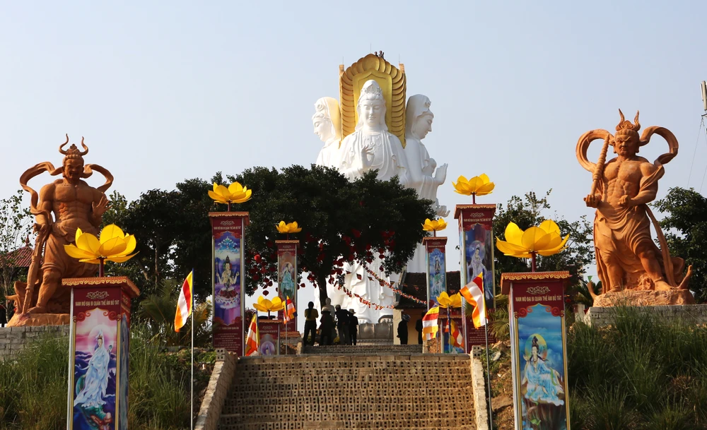 Chùa Cao tọa lạc trên sườn núi Viễn Vông thuộc xã Hà Lĩnh (Hà Trung, Thanh Hóa) là một ngôi chùa cổ được xây dựng từ thời Lê. Chùa Cao tọa lạc trên sườn núi Viễn Vông thuộc xã Hà Lĩnh (Hà Trung, Thanh Hóa) là một ngôi chùa cổ được xây dựng từ thời Lê.