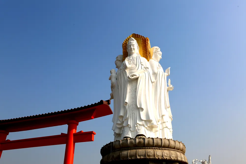 Đáng chú ý nhất là 4 pho tượng Bồ Tát hướng ra 4 hướng Đông - Tây - Nam - Bắc. Ảnh: ĐẶNG TRUNG Đáng chú ý nhất là 4 pho tượng Bồ Tát hướng ra 4 hướng Đông - Tây - Nam - Bắc. Ảnh: ĐẶNG TRUNG