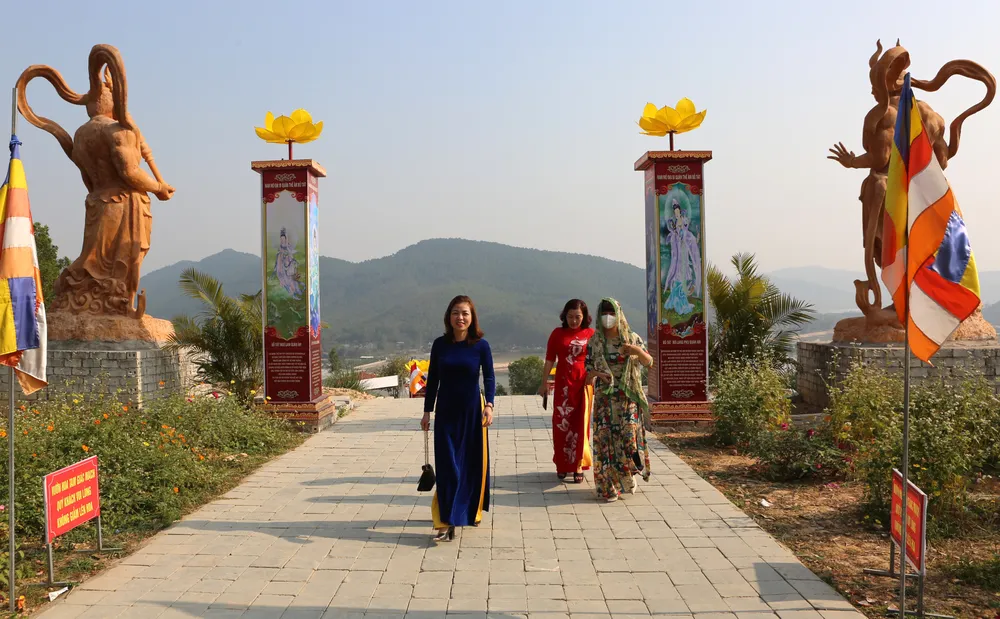 Theo chính quyền địa phương, trong dịp Tết Nguyên Đán 2023 chùa Cao đã thu hút hàng ngàn khách du lịch thập phương về đây vãn cảnh. Ảnh: ĐẶNG TRUNG Theo chính quyền địa phương, trong dịp Tết Nguyên Đán 2023 chùa Cao đã thu hút hàng ngàn khách du lịch thập phương về đây vãn cảnh. Ảnh: ĐẶNG TRUNG