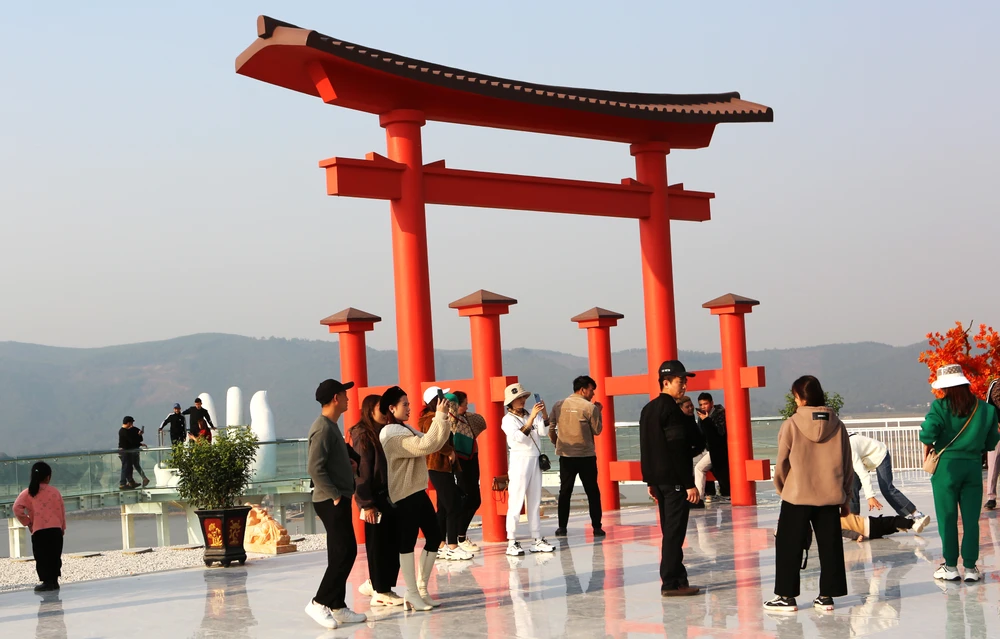 Chùa Cao cũng trở thành điểm thu hút giới trẻ. Ảnh: ĐẶNG TRUNG Chùa Cao cũng trở thành điểm thu hút giới trẻ. Ảnh: ĐẶNG TRUNG