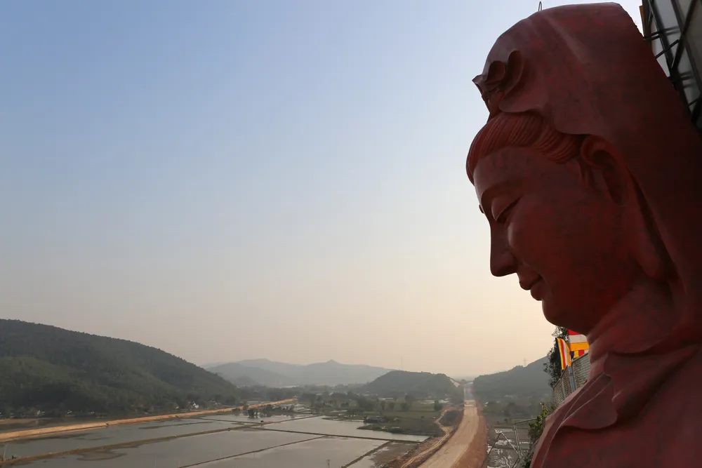 Chùa Cao đang được dần hoàn thiện sẽ trở thành một trong những điểm đến hút khách du lịch trong thời gian tới khi nằm ngay bên cạnh cao tốc Bắc - Nam cũng đang hoàn thiện. Ảnh: ĐẶNG TRUNG Chùa Cao đang được dần hoàn thiện sẽ trở thành một trong những điểm đến hút khách du lịch trong thời gian tới khi nằm ngay bên cạnh cao tốc Bắc - Nam cũng đang hoàn thiện. Ảnh: ĐẶNG TRUNG