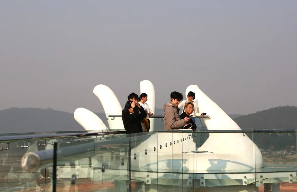 Tranh thủ check-in, chụp hình trên cây cầu kính. Ảnh: ĐẶNG TRUNG Tranh thủ check-in, chụp hình trên cây cầu kính. Ảnh: ĐẶNG TRUNG