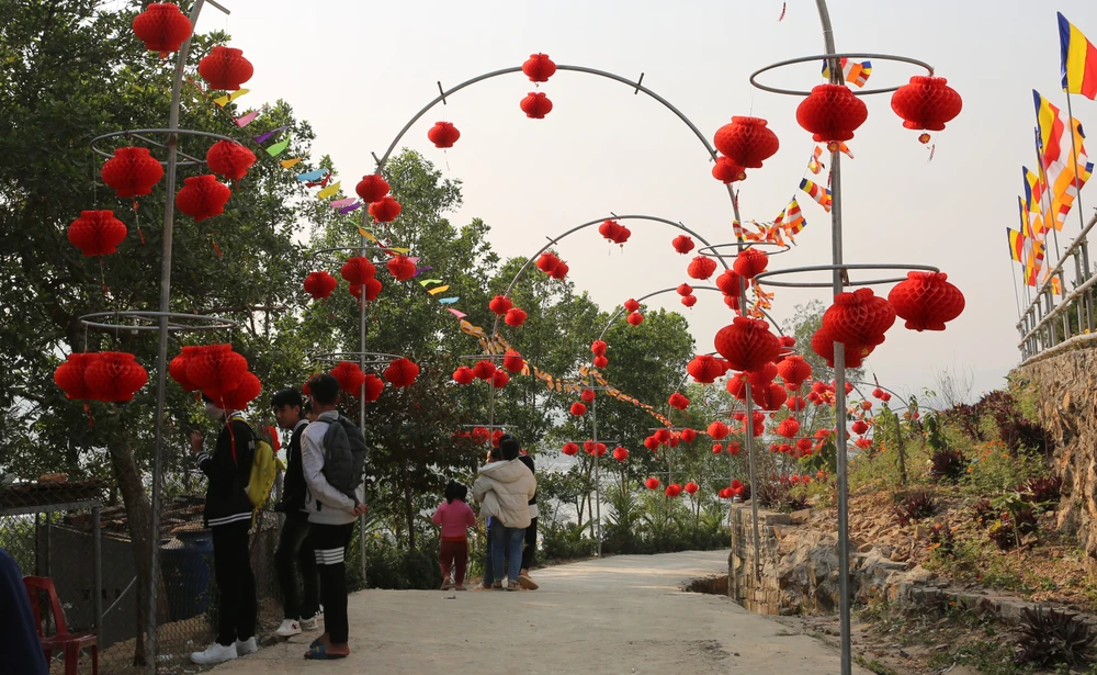 Khung cảnh đường lên chùa được trang trí đẹp để phục vụ nhu cầu check-in của du khách. Ảnh: ĐẶNG TRUNG Khung cảnh đường lên chùa được trang trí đẹp để phục vụ nhu cầu check-in của du khách. Ảnh: ĐẶNG TRUNG