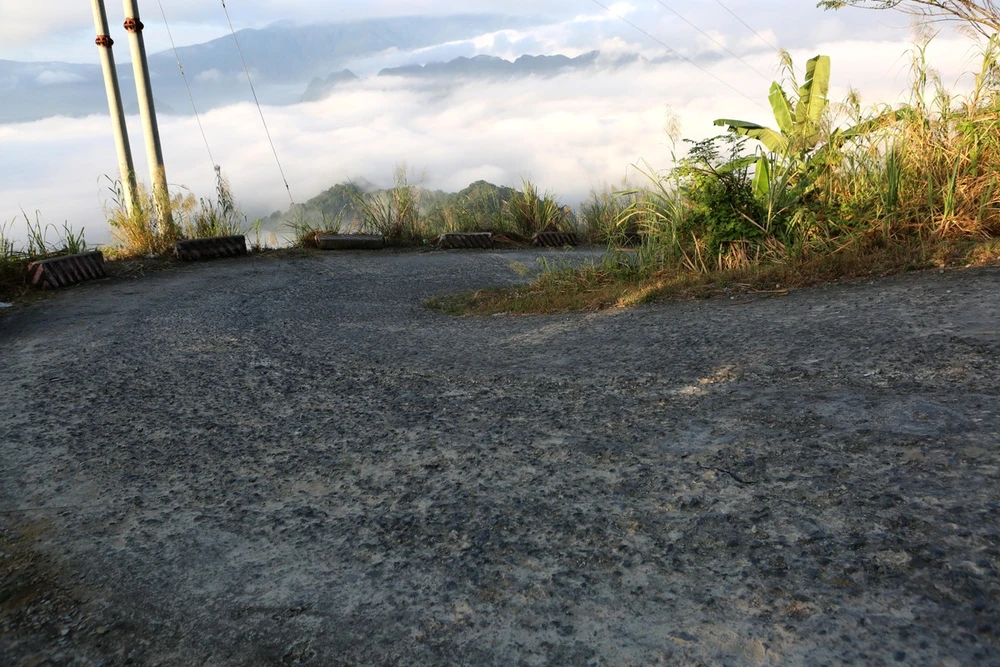 Cung đường lên ba bản Son Bá Mười, xã Lũng Cao (Bá Thước) đã xuống cấp nghiêm trọng. Ảnh: ĐẶNG TRUNG