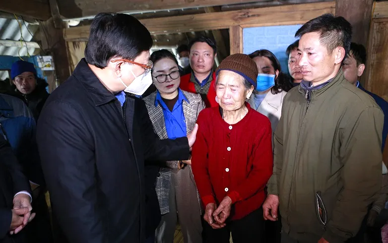 Phó Chủ tịch tỉnh Thanh Hóa ông Mai Xuân Liêm chia buồn với gia đình thân nhân của thầy giáo, con trai. Ảnh: BTH