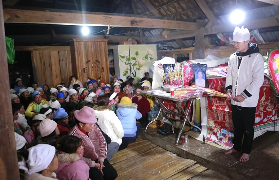 Người dân địa phương đến chia buồn cùng thân nhân thầy Lê Văn Kế và con trai tử nạn dưới vực sâu. Ảnh: L. HỢI