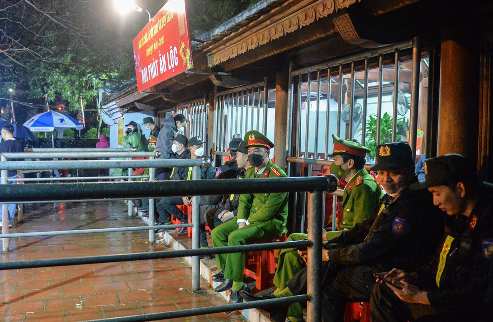 Công tác bảo đảm an ninh an toàn cho người dân, du khách trong đêm khai ấn đền Trần được huy lên đến 2.000 cán bộ chiến sĩ. Ảnh: ĐT