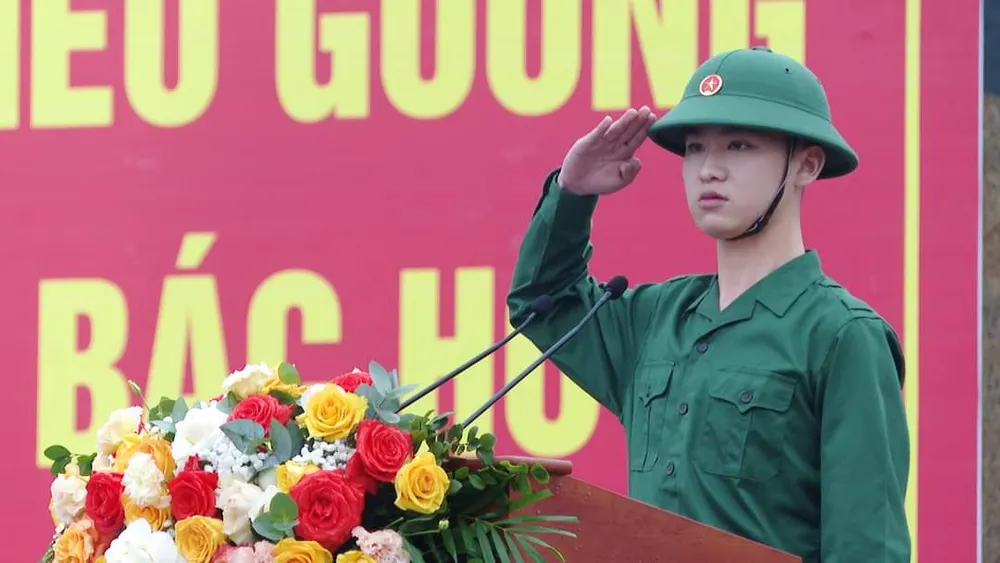 Đại diện cho 169 thanh niên lên đường nhập ngũ phát biểu ý kiến và tuyên thệ cống hiến sức trẻ cho sự nghiệp bảo vệ Tổ quốc. Ảnh: ĐT