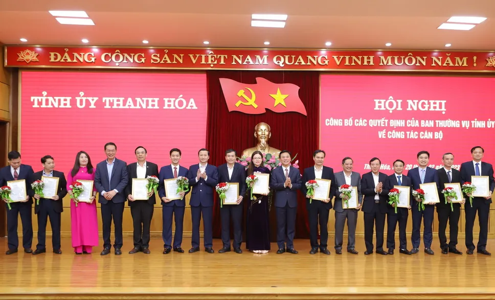 Ban Thường vụ Tỉnh ủy Thanh Hóa chúc mừng các cán bộ nhận nhiệm vụ mới. Ảnh: MINH HIẾU