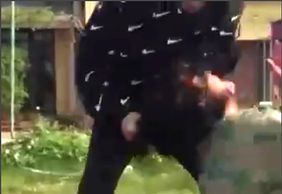 Đoạn clip ghi lại cảnh nữ sinh quỳ lại xin tha nhưng vẫn bị nhóm bạn đánh hội đồng. Ảnh: Cắt ra từ clip